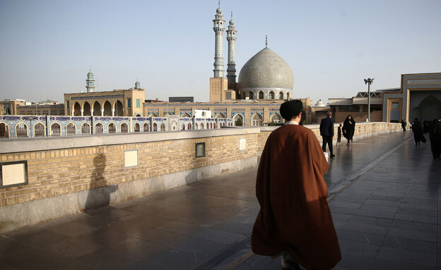 איש דת הולך סמוך למסגד בעיר קום שבאיראן (צילום: רויטרס)