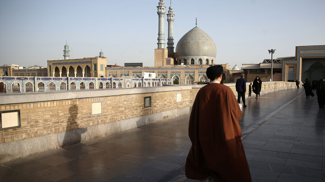 איש דת הולך סמוך למסגד בעיר קום שבאיראן