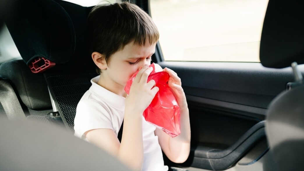 ילד מקיא ילד מקיא