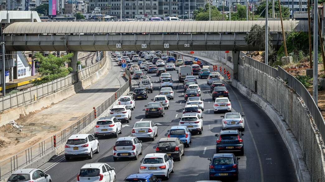 פקקים בנתיבי איילון בתל אביב פקקים בנתיבי איילון בתל אביב