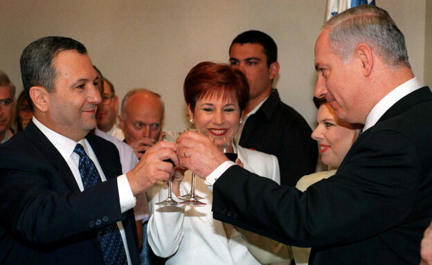 נתניהו בטקס חילופי השלטון עם ראש הממשלה הנכנס אהוד ברק (צילום: רויטרס)