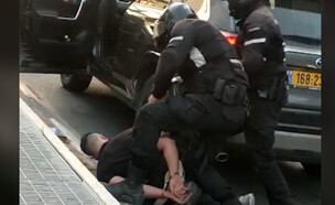 תיעוד מעצר חריג שוטרים אוזקים חשוד על הכביש (צילום: נהוראי ביטון)