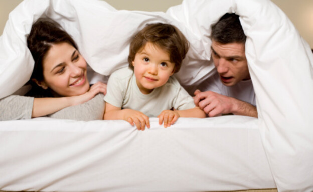 הורים וילד במיטה (צילום: אימג'בנק / Thinkstock)
