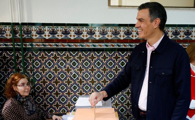 ראש ממשלת ספרד פדרו סנצ'ס מצביע בבחירות האזוריות (צילום: רויטרס)