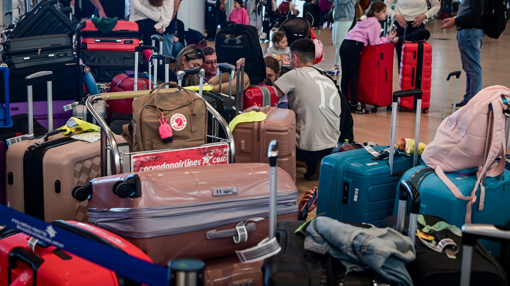 אנשים ממתינים בנתב"ג