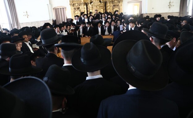 ישיבת פוניבז בבני ברק לקראת ההלוויה של הרב אדלשטיי (צילום: גדעון מרקוביץ, TPS)