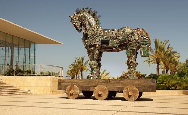 פסל סוס הסייבר, אוניברסיטת תל אביב (צילום: חן מיקא)