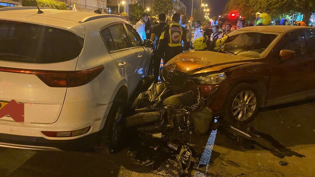 תאונה בין שני רכבים ואופנוע