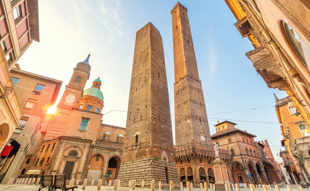 מגדלים בולוניה איטליה (צילום: Sergey Dzyuba, shutterstock)