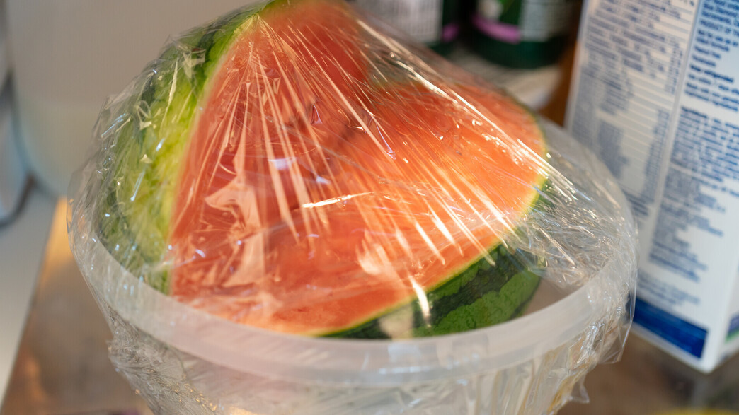 אבטיח חתוך ועטוף בניילון אבטיח חתוך ועטוף בניילון