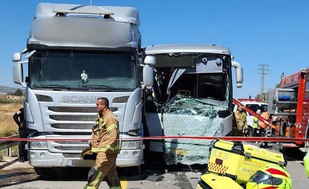 N12 – בת 20 נהרגה בתאונה קשה בין משאית לאוטובוס בצפון