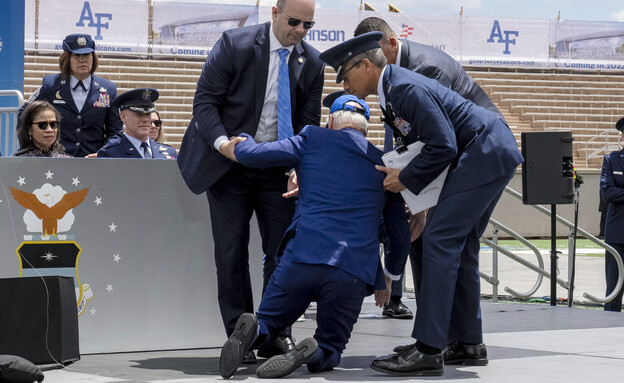 נשיא ארצות הברית ג'ו ביידן נופל על הרצפה (צילום: AP)