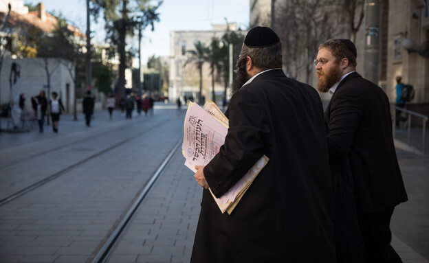 חרדים בירושלים בדרכם להעניק תעודת כשרות (צילום: הדס פרוש, פלאש 90)