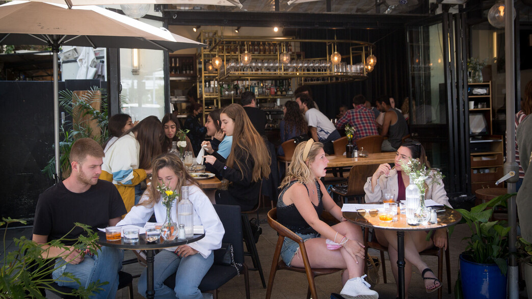 סועדים במסעדה בתל אביב