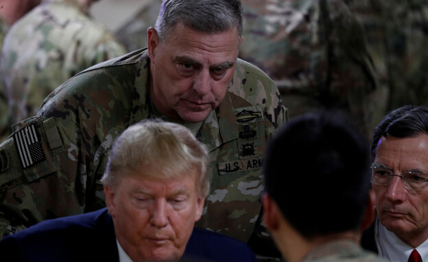 טראמפ וגנרל מילי בביקור באפגניסטן, ארכיון (צילום: רויטרס)