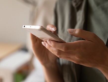 חשד: צעירה עודדה נער בן 15 להתאבד