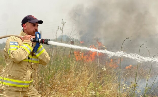 שרפה בשטח פתוח סמוך למחלף אליקים (צילום: כב"ה צפון, כבאות והצלה לישראל מחוז צפון)
