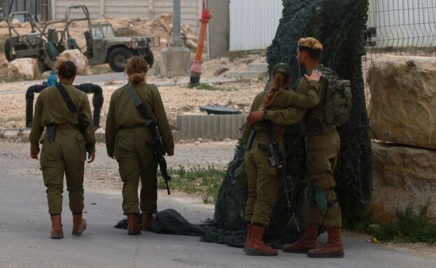 חיילי הבסיס לאחר הפיגוע (צילום: MENAHEM KAHANA/AFP via Getty Images)