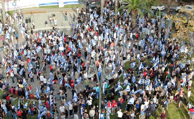 רמת השרון, הפגנה נגד המהפכה המשפטית (צילום: שי קוריאנסקי)