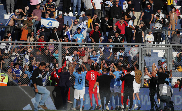 נבחרת ישראל והקהל, רבים מהם יהודים מארגנטינה, אחרי הניצחון (צילום: רויטרס)
