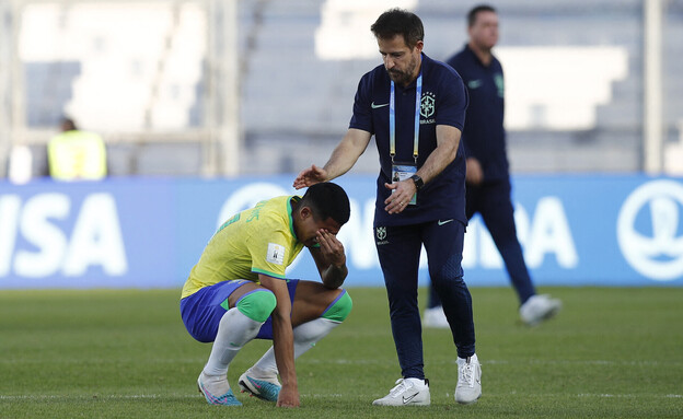 שחקן ברזיל מרטינס והמאמן רמון מנזס מדוכדכים לאחר המשחק (צילום: רויטרס)