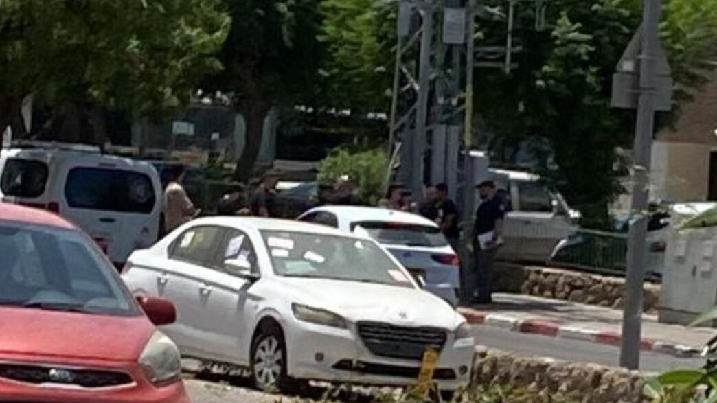 החשוד ברצח שלו אפללו בשחזור האירוע