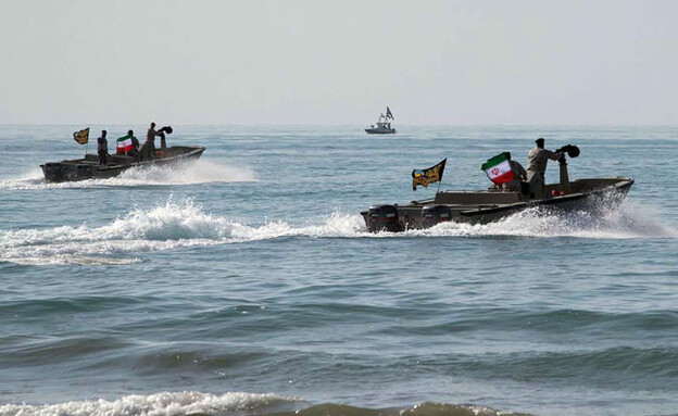 סירות איראניות (צילום: Iranian Army office/AFP)