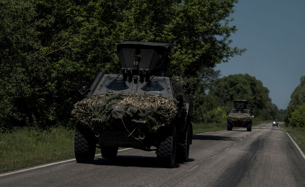 המלחמה באוקראינה, רכבים צבאיים סמוך לגבול עם רוסיה (צילום: רויטרס)