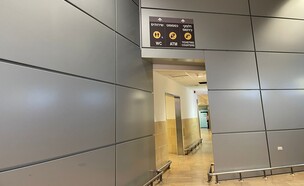 בין הסמטאות בדרך לדלפקי הכרטוס (צילום: נטע צ'חנובסקי)