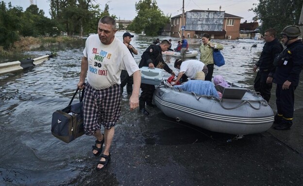 אזרחים מפונים מאזורי ההצפה, דרום אוקראינה (צילום: AP)