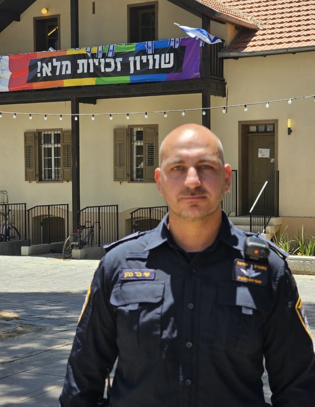 שוטר חבר הקהילה הגאה (צילום: n12)