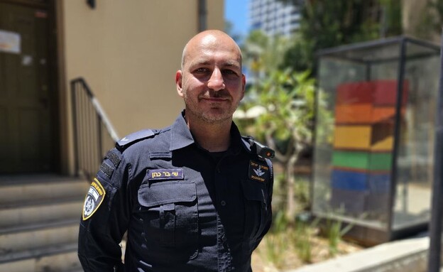 שוטר חבר הקהילה הגאה (צילום: n12)