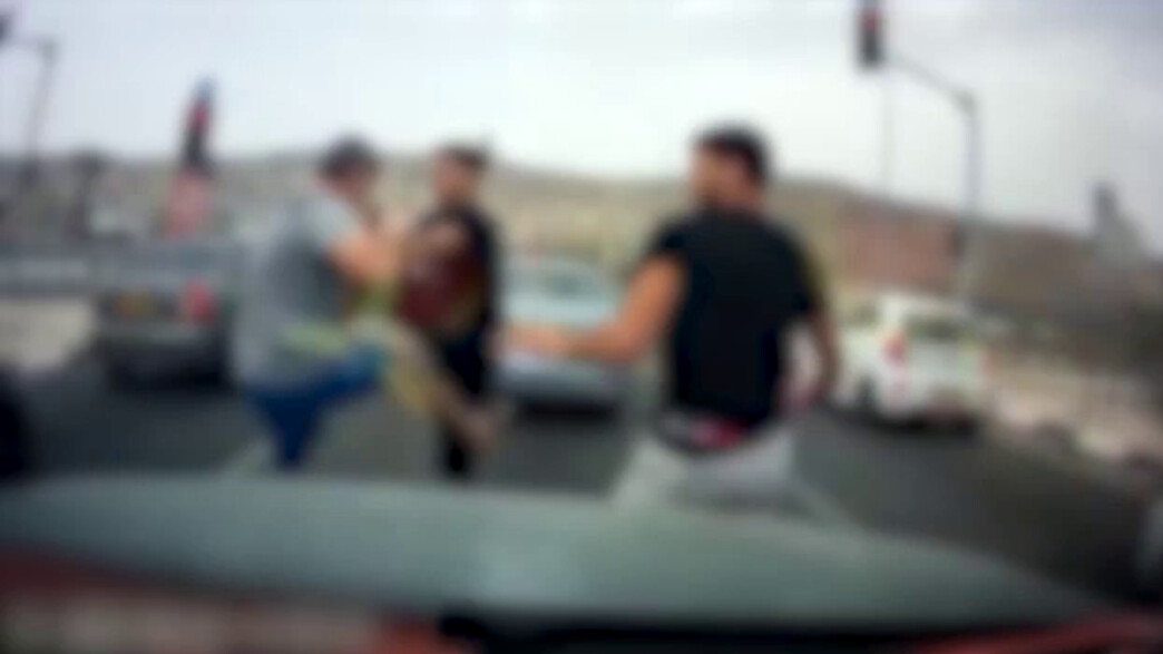 תקפו אדם בכביש לעיני אישתו ובנותיו הקטנות על רקע ב (צילום: דוברות המשטרה)