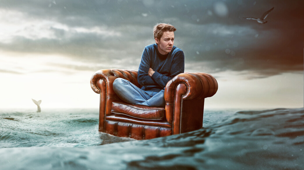 גבר מיואש על ספה בלב ים (אילוסטרציה: Shutterstock)