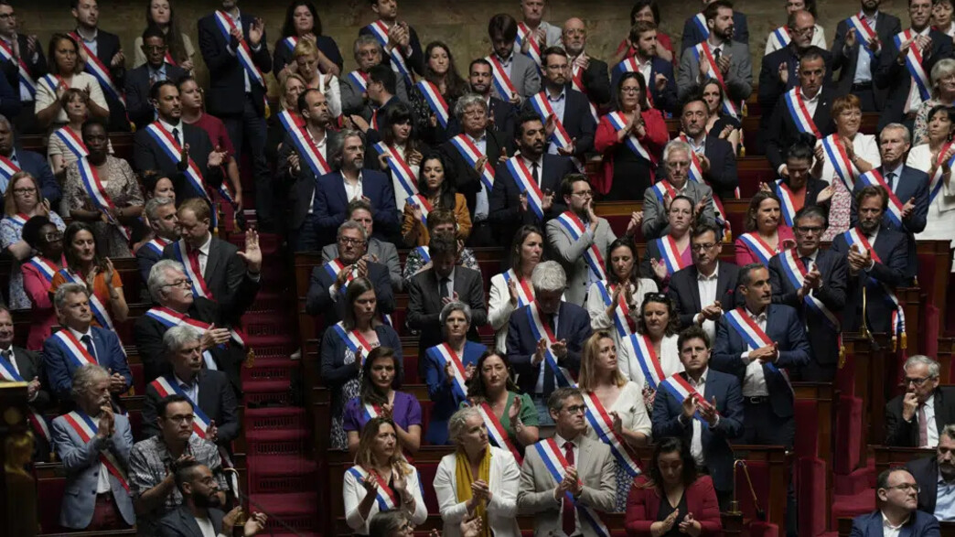 הפרלמנט הצרפתי בדקת דומיה לכבוד הנדקרים