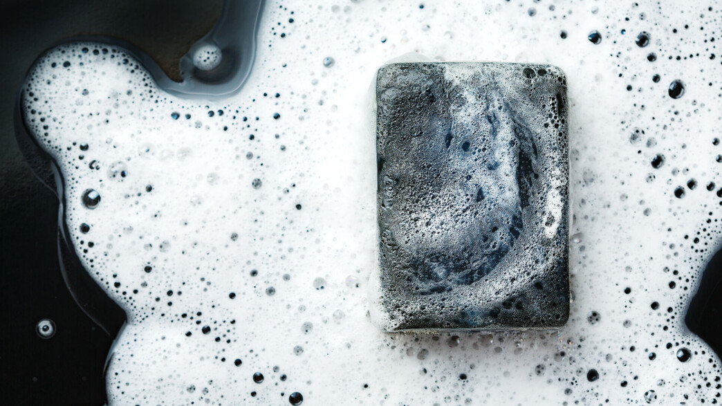 סבון מוצק שחור, קצף (צילום: DG Stock, SHUTTERSTOCK)