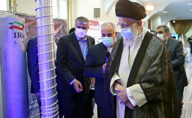 מנהיג איראן ח'אמנהאי בתערוכת "הישגי הגרעין"