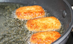 צ'יקן נאגטס - מטגנים את הנאגטס מכל צד כ 4-5 דקות (צילום: מיכל שמיר, מיכל אופה עוגה)