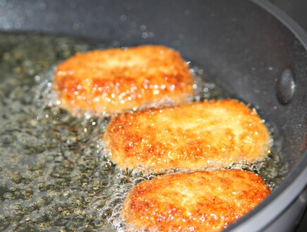 צ'יקן נאגטס - מטגנים את הנאגטס מכל צד כ 4-5 דקות (צילום: מיכל שמיר, מיכל אופה עוגה)