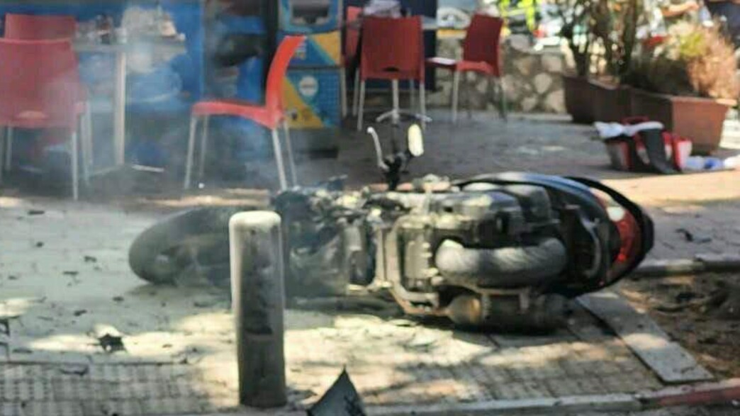 פיצוץ אופנוע ברחוב רש"י ברמת גן (צילום: תיעוד מבצעי מד"א)