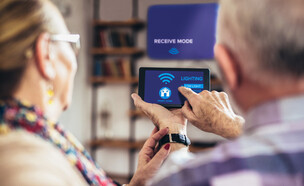 זוג קשישים משתמש בטכנולוגיה מתקדמת. אילוסטרציה (צילום: shutterstock)