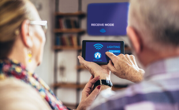 זוג קשישים משתמש בטכנולוגיה מתקדמת. אילוסטרציה (צילום: shutterstock)
