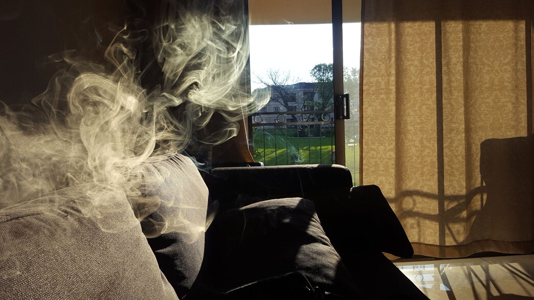 עשן קנאביס בבית (צילום: shutterstock)