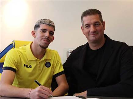 דור תורג'מן וסוכנו עידן בן אבו במעמד החתימה