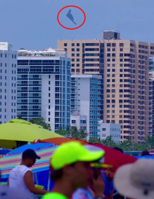 קטע מהסרטון של המפציץ בשמי מיאמי (צילום: Miamiheaven)