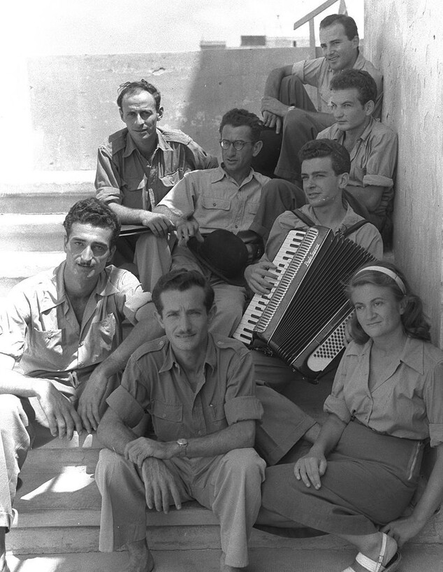 נעמי פולני עם הצ'יזבטרון (צילום: Israeli GPO photographer )