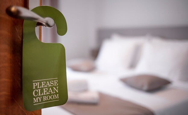 שלט נא לנקות את החדר במלון (צילום: Dragana Gordic, SHUTTERSTOCK)