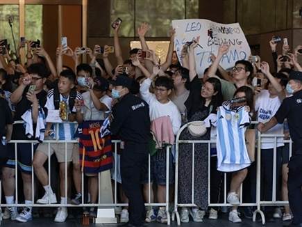 הקהל בסין מחכה למסי ושחקני ארגנטינה (Getty) (צילום: ספורט 5)