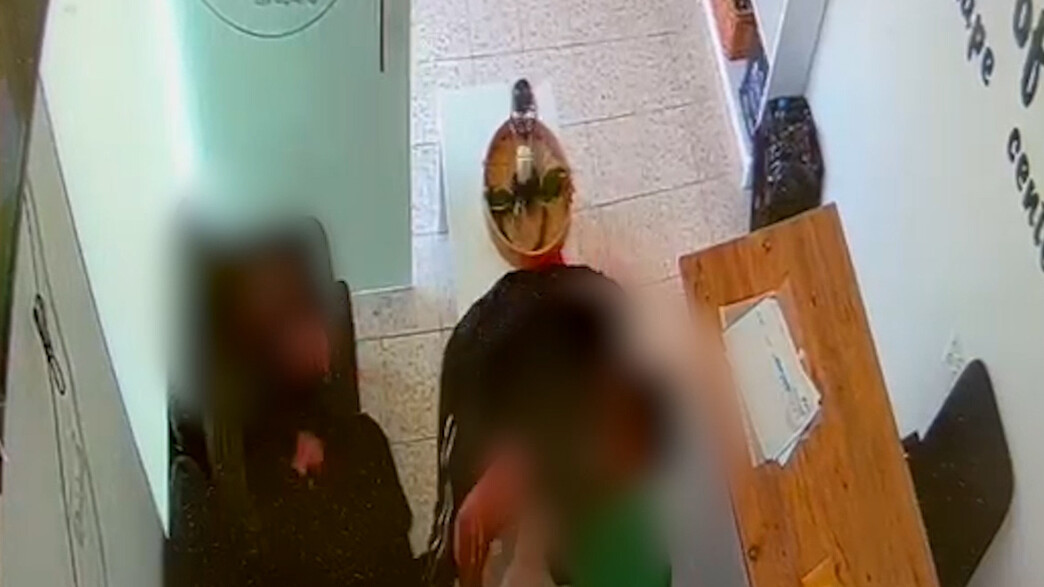 תקיפה בבית עסק בחורה (צילום: דוברות המשטרה)