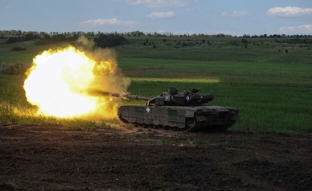 טנק של צבא אוקראינה סמוך לגזרת באחמוט (צילום: AP)